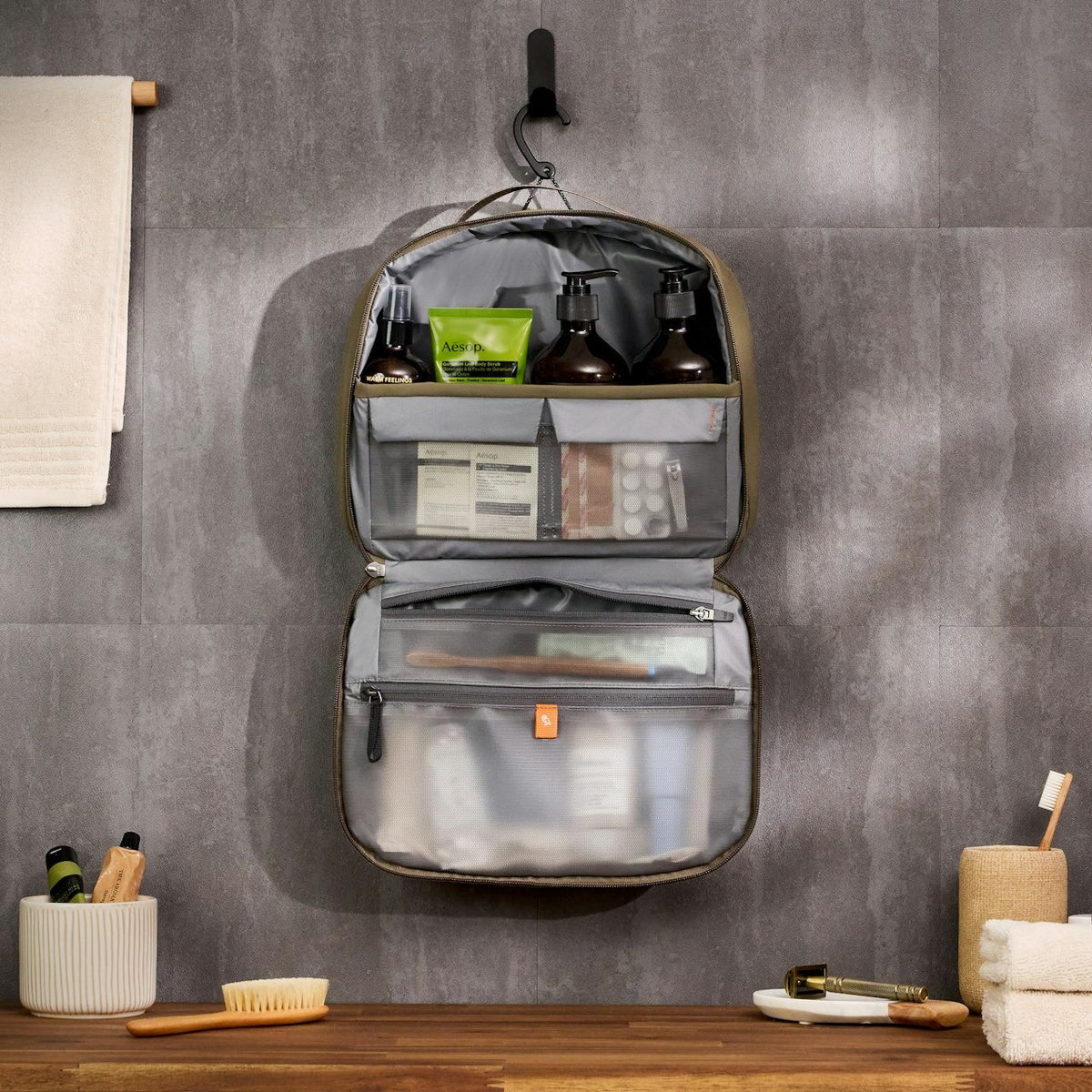 Bellroy | Hanging Toiletry Kit Plus – Top of the Chain